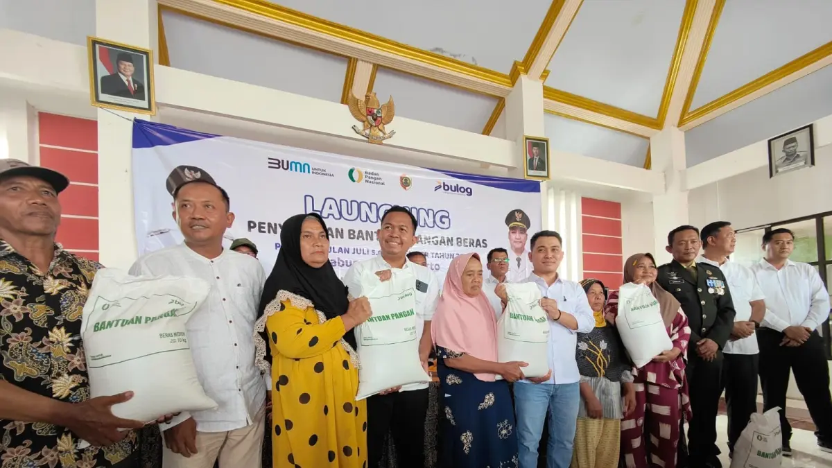 STIMULUS: Bupati Muhammad Albarraa bersama Pemimpin Perum Bulog Kancab Mojokerto Muhammad Husin dan para OPD secara simbolis menyerahkan bapang di Balai Desa Bendunganjati, Kecamatan Pacet, Minggu (17/8). (Dori JPRM)