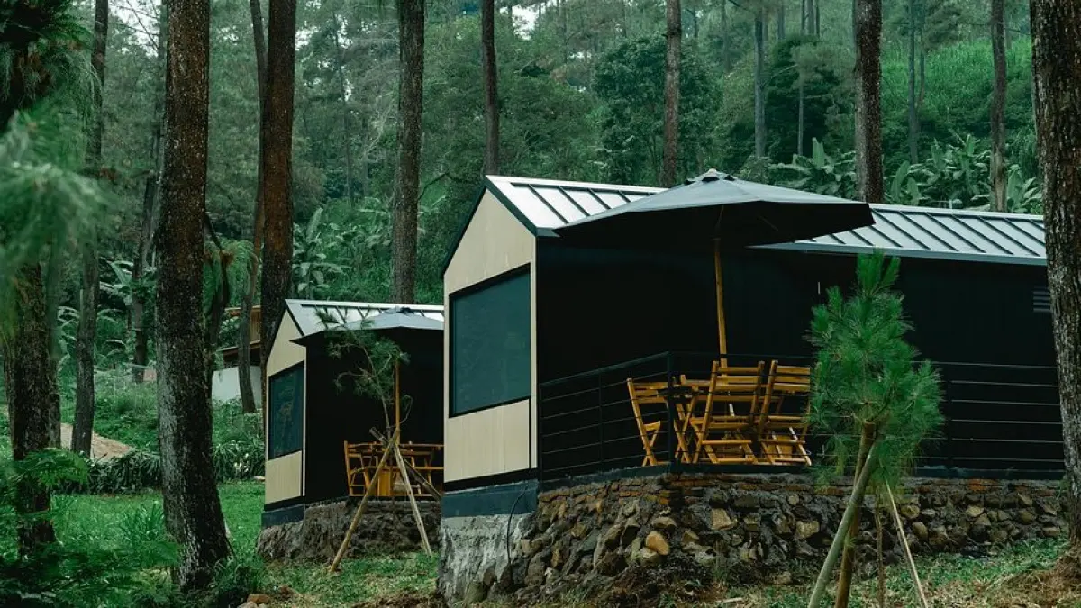 Tempat penginapan Bobocabin dengan pemandangan di sekelilingnya yang tampak asri dan segar