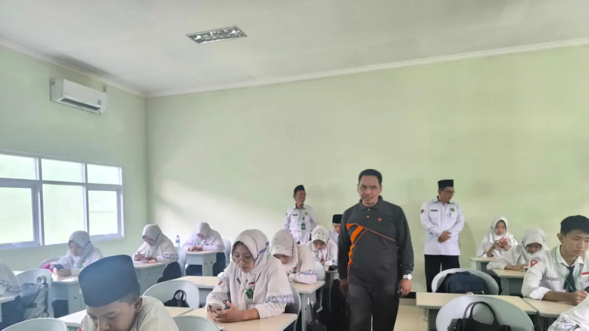 TERBATAS: Suasana kegiatan pembelajaran siswa madrasah negeri di Kabupaten Mojokerto. Tahun ini, lembaga pendidikan di bawah naungan Kemenag dilarang menampung murid melebihi kapasitas ruang kelas. (Indah JPRM)