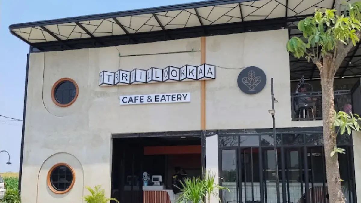 Triloka Cafe & Eatery mengusung konsep modern industrial semi-outdoor yang estetik.