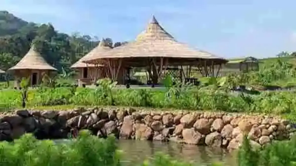 ASRI: Gazebo di tengah area hijau Lembah Kecubung, Trawas, menjadi tempat bersantai sambil menikmati suasana alam dan kawasan pertanian.