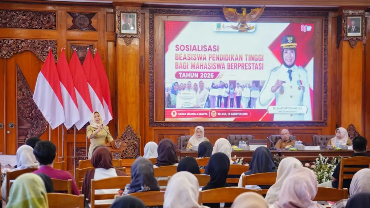 BANGUN SDM:&nbsp;Wali Kota Mojokerto Ika Puspitasari memberi sosialisasi Pro Bestari kepada mahasiswa di Balai Kota, Selasa (18/8). (dok Pemkot Mojokerto for JPRM)