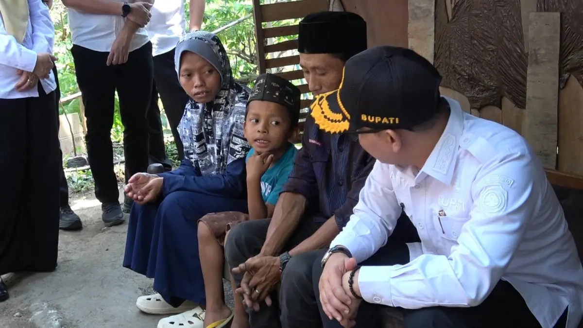 BERI PERLINDUNGAN: Bupati Muhammad Albarraa berbincang dengan keluarga Sutarno yang menjadi sasaran rehabilitasi rutilahu di Desa Srigading, Kecamatan Ngoro, Rabu (19/8). (Dori JPRM)