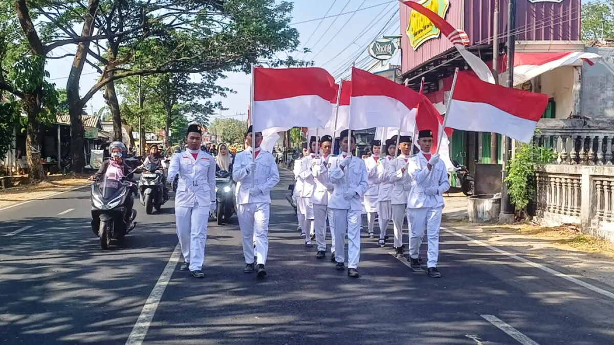 BERKIBAR: Dengan sikap sigap dan tegap, peserta mengibarkan Sang Saka Merah Putih sepanjang rute start hingga finish.