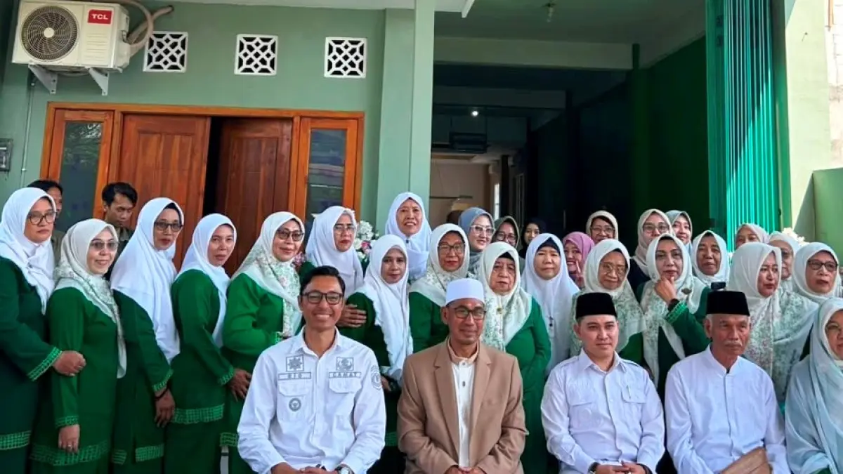 DEKATKAN AKSES: Bupati Mojokerto Muhammad Albarraa bersama pengurus PC Muslimat NU Kabupaten Mojokerto usai meresmikan Klinik Pratama Muslimat Mubarok Medika di Puri, Rabu (19/8). (Indah JPRM)