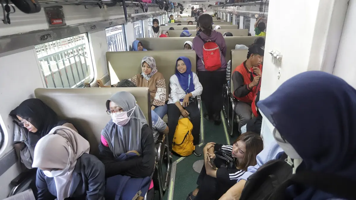DIMINATI: Jumlah penumpang kereta api di Stasiun Mojokerto mengalami peningkatan selama libur panjang HUT ke-81 Kemerdekaan RI. (Sofan Kurniawan/JPRM)