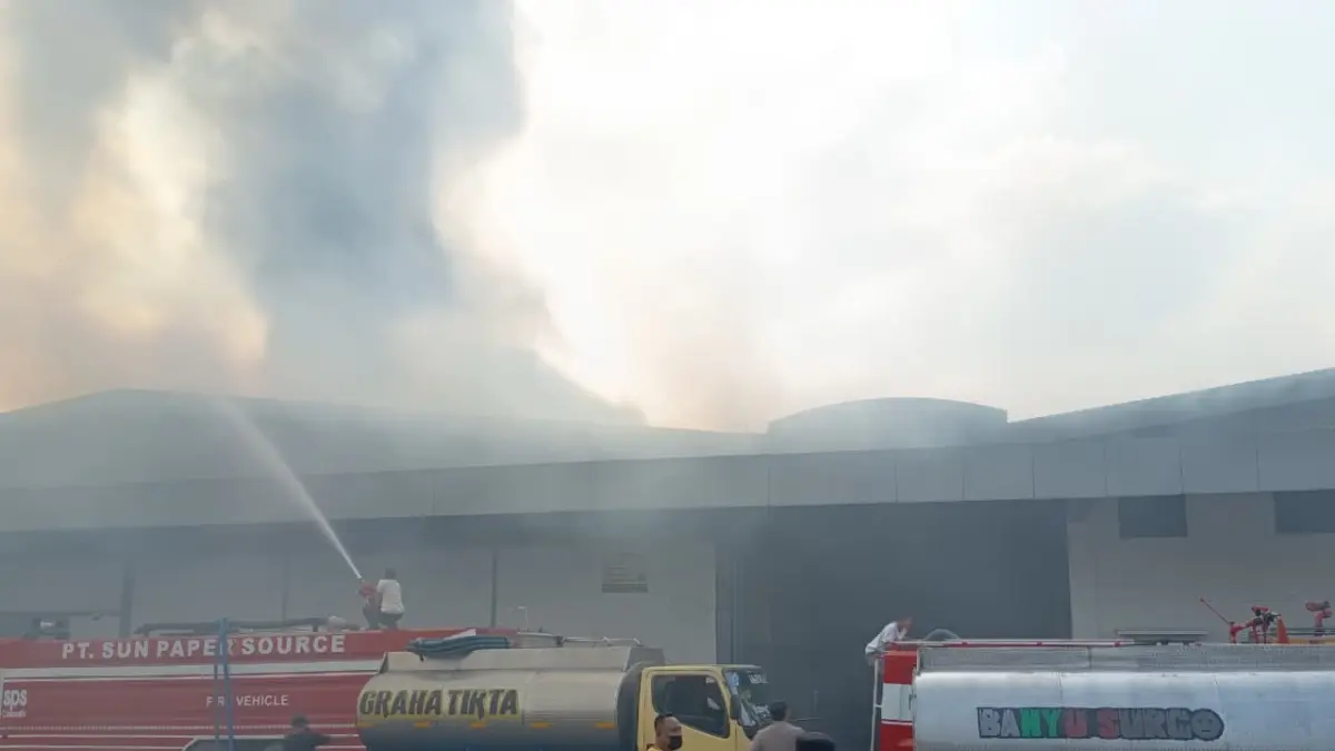 DIJINAKKAN: Gedung pabrik mi CV Mulia Agung Sentosa di Dusun Glatik, Desa Watesnegoro, Kecamatan Ngoro, Kabupaten Mojokerto yang terbakar pada Selasa (18/8) telah berhasil dipadamkan. (Rizal JPRM)
