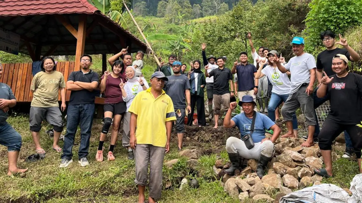 JAGA KELESTARIAN: Tim IKA TL ITS Surabaya gotong royong membangun eco-bronjong di kawasan Sumber Dali Trawas bersama perwakilan warga sekitar, Sabtu (15/8).