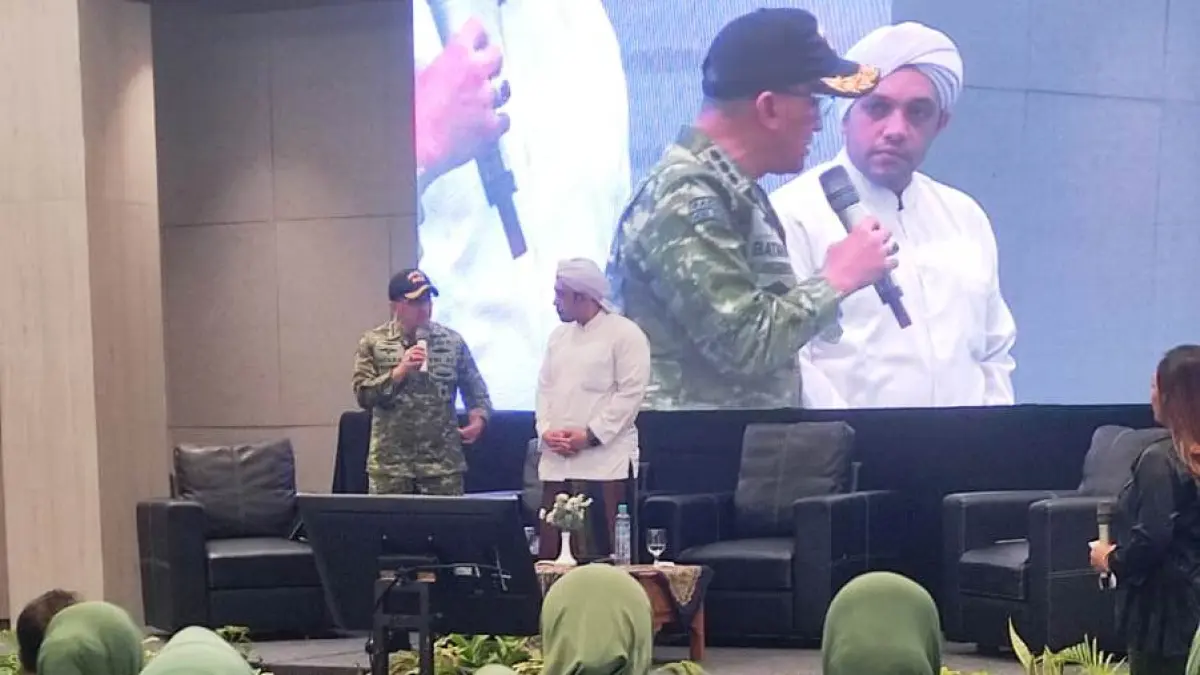 Komandan Korem (Danrem) 082/CPYJ Kolonel Inf Batara, S.Hub.Int., M.Hub.Int., bersama penceramah Habib Husein Baagil sebagai narasumber.