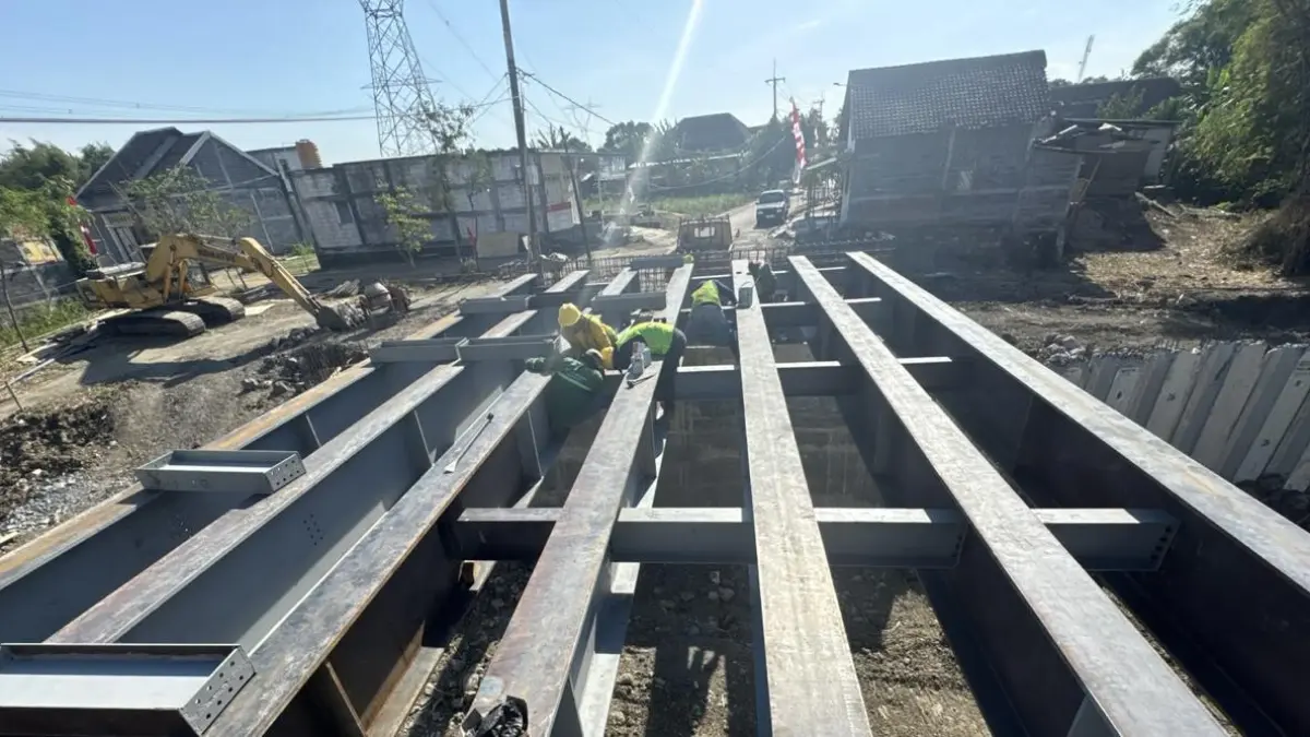KUALITAS DIAWASI: Progres pembangunan Jembatan Klanting di Desa Pulorejo, Kecamatan Dawarblandong sudah melampaui target. Rabu (19/8), proyek senilai Rp 3,1 miliar ini dalam tahap pemasangan gelagar. (Dori JPRM)
