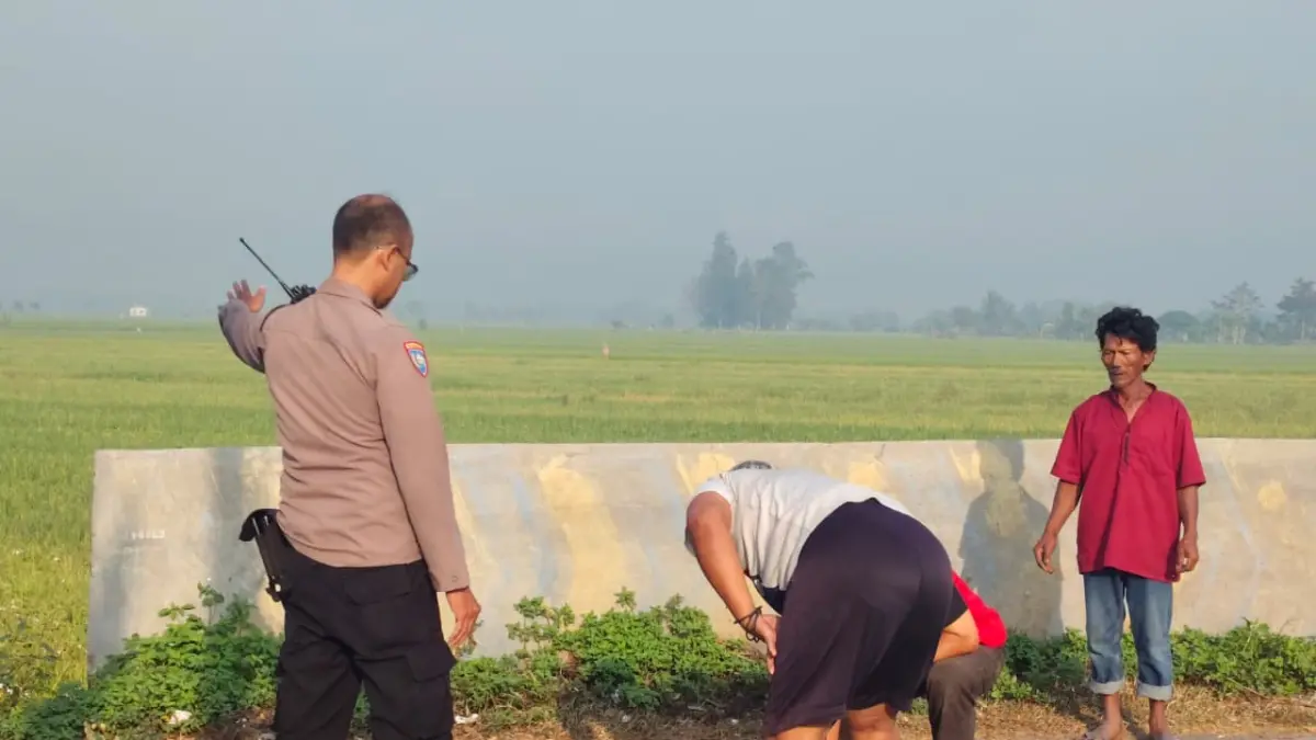 NAHAS: Petugas PMI Kabupaten Mojokerto bersama kepolisian menandai TKP kecelakaan yang merenggut satu korban jiwa di Jalan Raya Desa Sadartengah, Kecamatan Mojoanyar, Rabu (19/8). (Rizal JPRM)
