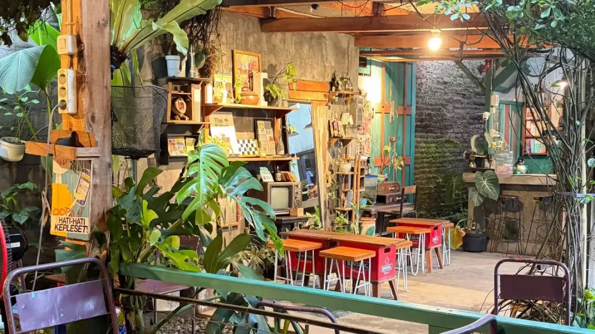 Ornamen retro vintage dan furnitur klasik yang ada, membuat setiap sudut yang ada di Djayatea menjadi spot estetik untuk di abadikan.