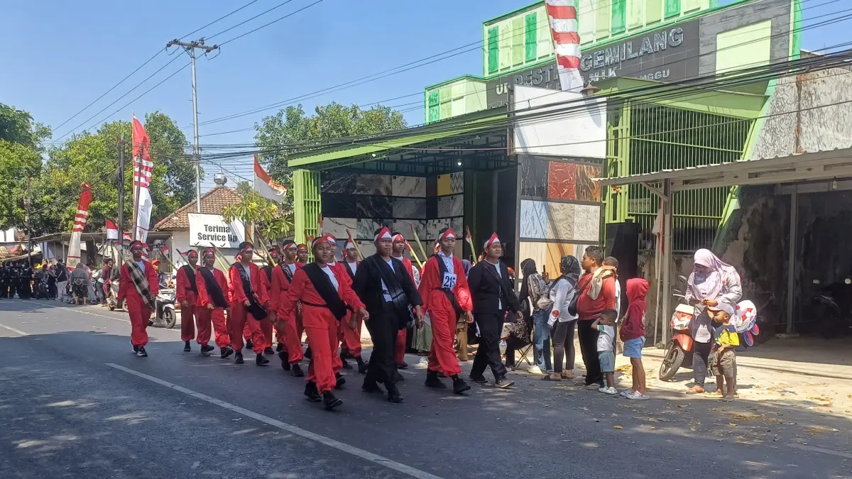 SEMANGAT: Perwakilan siswa SMPN 1 Dlanggu mengenakan kostum pejuang kemerdekaan saat berpartisipasi dalam gerak jalan.