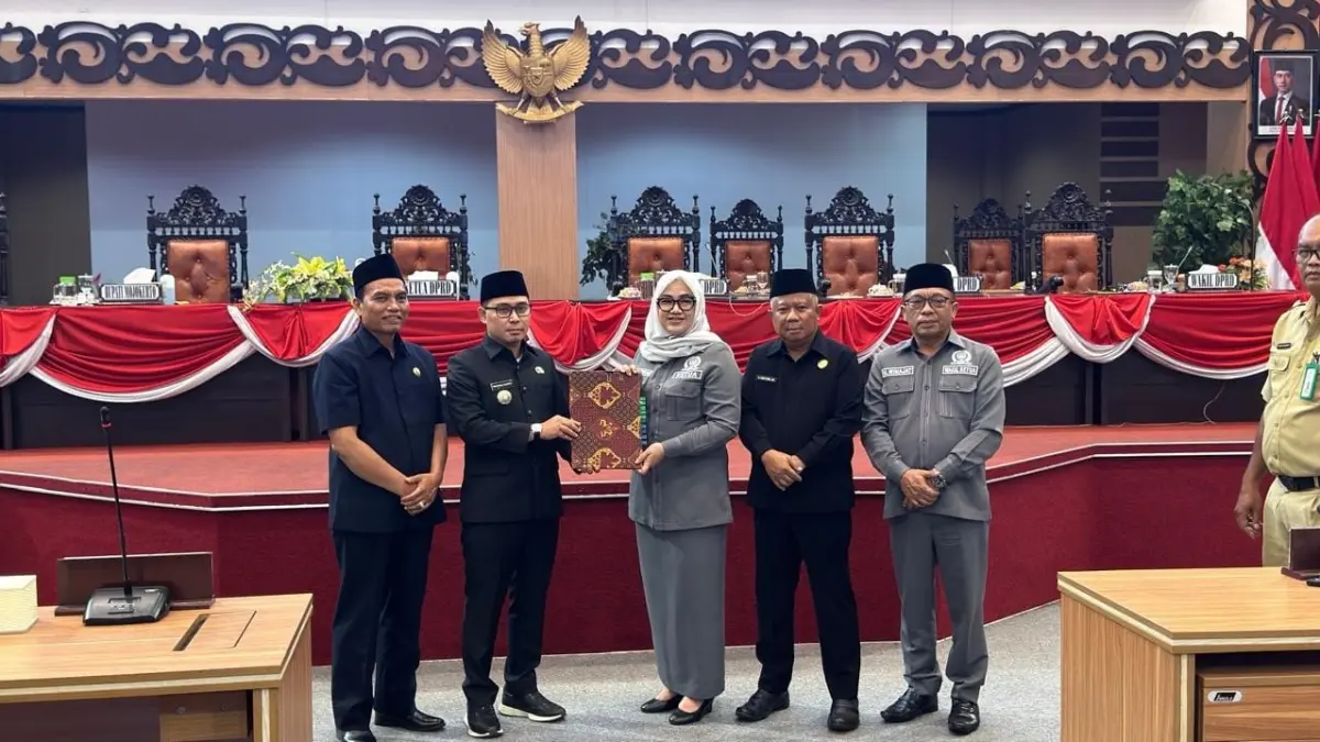 SEPAKAT: Bupati Mojokerto Muhammad Albarraa bersama Ketua DPRD Ayni Zuroh didampingi Wakil Ketua DPRD Khoirul Amin, Hartono, dan Winajat melakukan penandatanganan kesepakatan KUA-PPAS 2027 dalam rapat Paripurna, Selasa (18/8). (Dori JPRM)