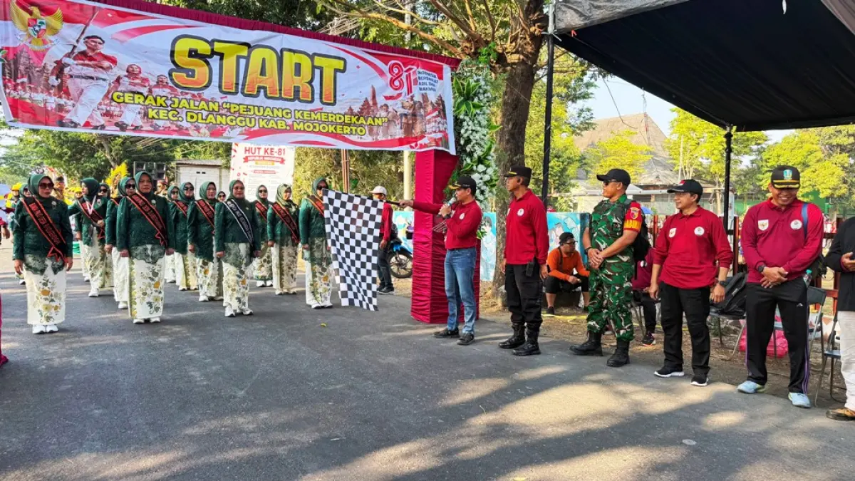 START: Camat Dlanggu Masluchman, S.H., M.Si. bersiap memberangkatkan regu Bunda PAUD sebagai peserta gerak jalan Budaya Nusantara. (Dodik JPRM)