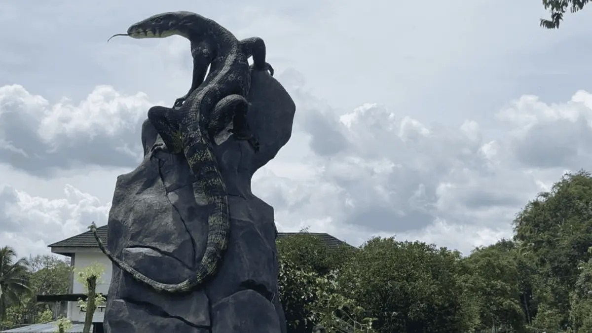 Tugu Biawak Wonosobo viral karena bentuknya yang super realistis! Simak fakta unik di balik patung yang bikin penasaran ini. 

