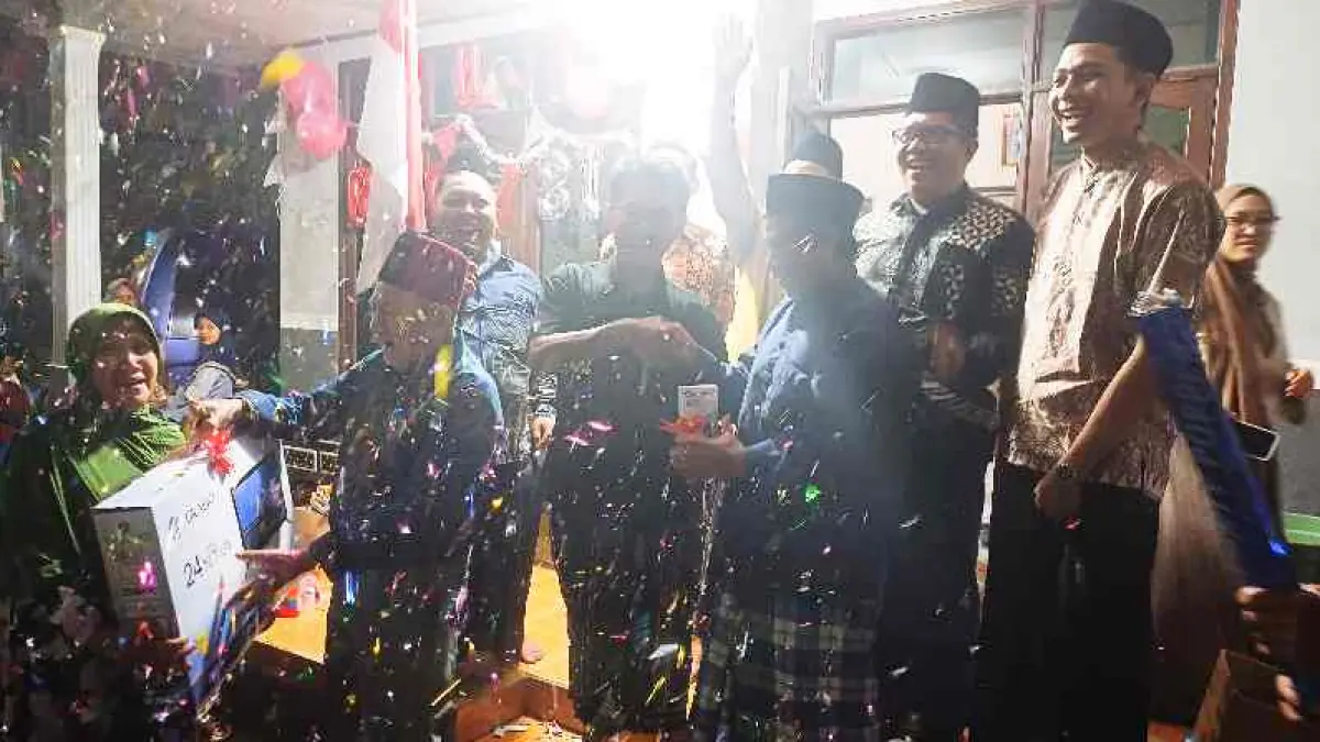 UTAMA: Hadiah TV yang diserahkan Penasehat Lingkungan Wero, Hasan Abdul Malik dan Handphone suami Konten Kreator Trawas, Arum Mergiansyah.
