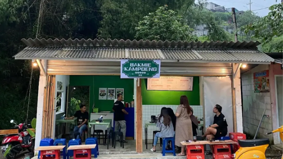 Bakmie Kampoeng Pacet tawarkan konsep outdoor asri, dan bakmi chili oil dengan view kali Sindu.