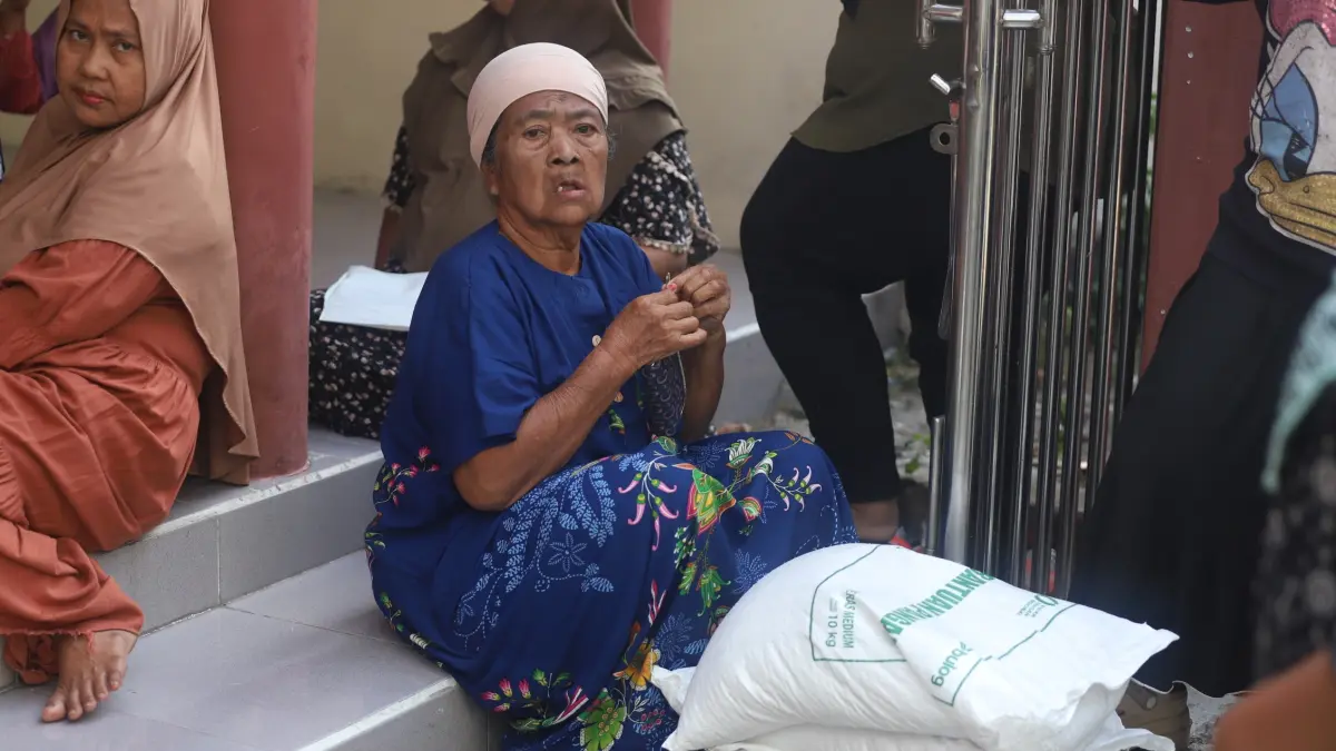 BANTUAN BERAS: Sejumlah warga menerima bantuan pangan beras di Balai RW Murukan, Kelurahan Surodinawan, Kota Mojokerto, Kamis (20/8). (Sofan Kurniawan/JPRM)