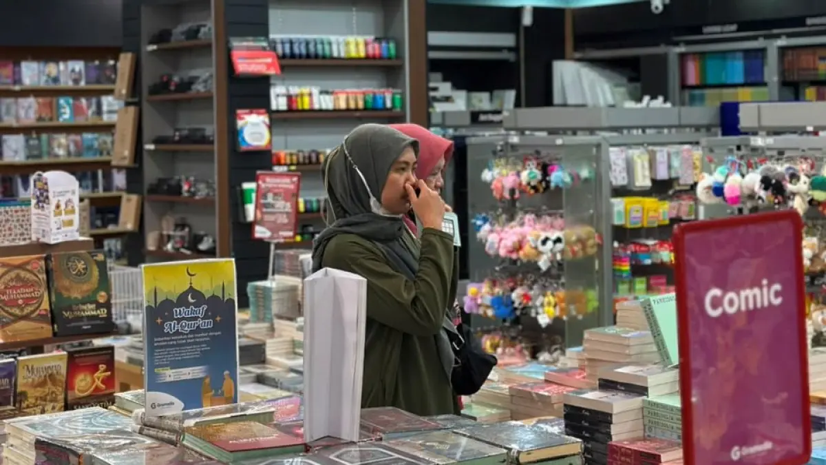 BERBURU: Pengunjung Sunrise Mall Mojokerto mulai banyak yang berburu buku favoritnya. 
