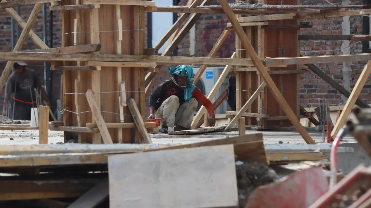 DIGEBER: Pekerja tengah mempercepat pengerjaan pembangunan gedung KPU Kabupaten Mojokerto, di Desa/Kecamatan Sooko, Kamis (20/8). (Sofan Kurniawan/JPRM)