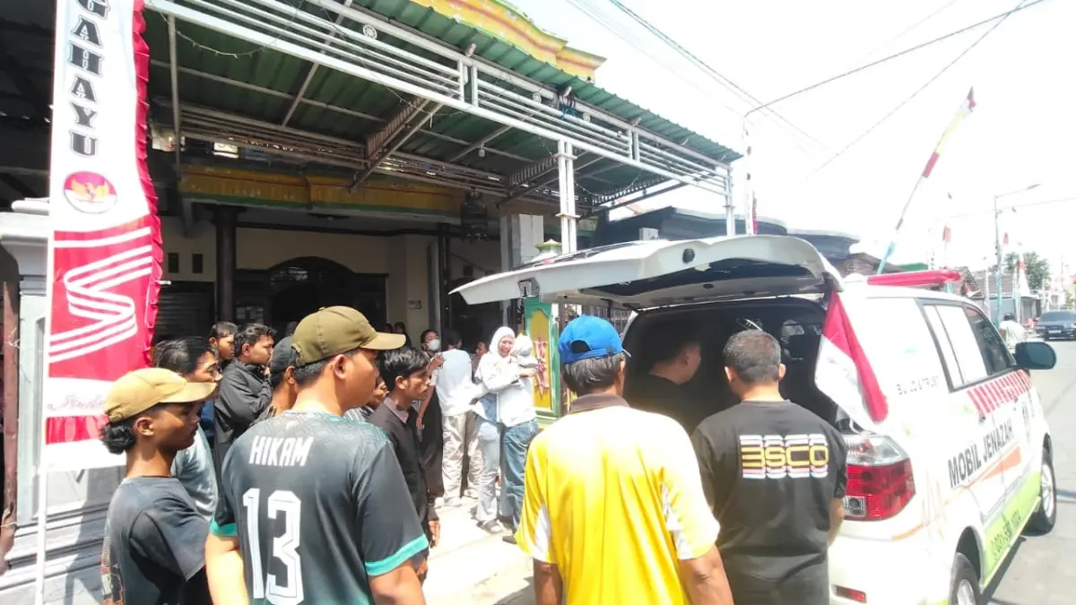 DISEMAYAMKAN:&nbsp;Jenazah Edi Suyanto, salah satu korban ledakan tabung elpiji di SPPG Medali, Kecamatan Puri saat tiba di rumah duka di Desa Mlirip, Kecamatan Jetis, Kamis (20/8).&nbsp;(Indah JPRM)