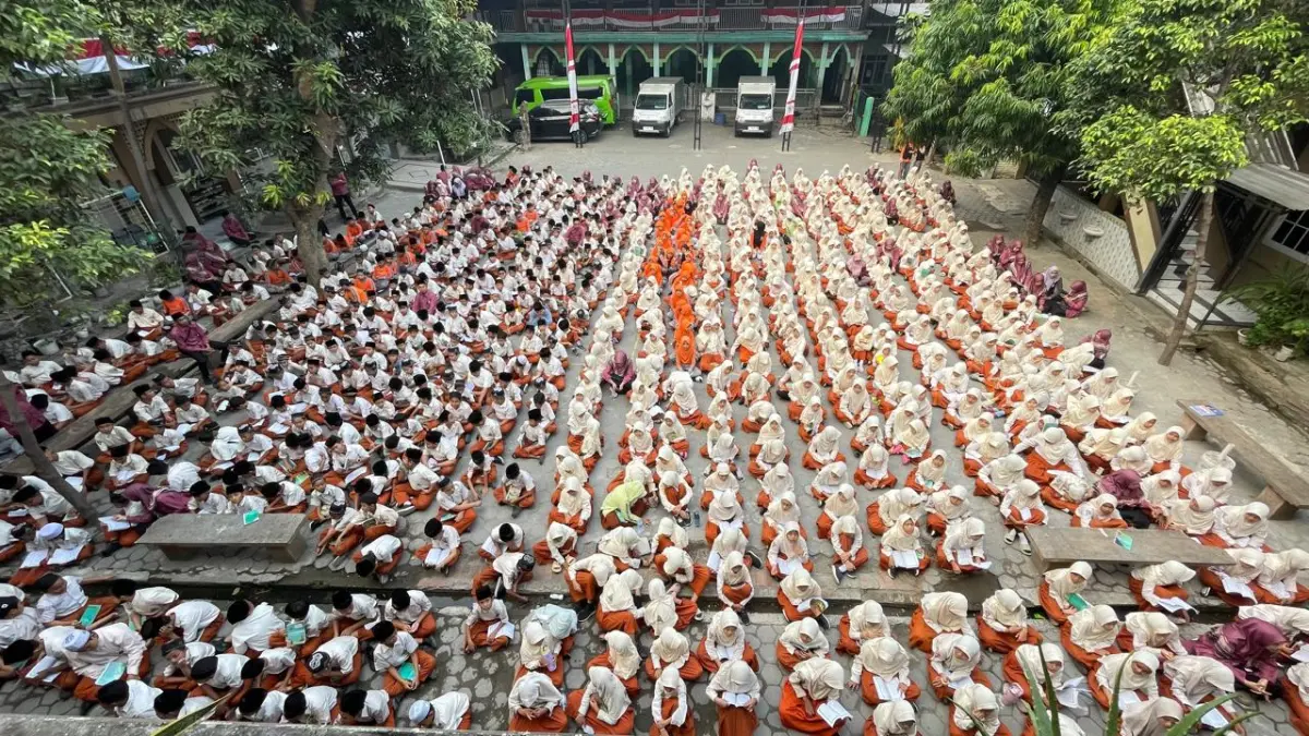 KHIDMAT: Ratusan siswa MI Nurul Huda 2 Kota Mojokerto bermunajat mendoakan kelancaran dan kesuksesan Muktamar ke-35 NU di PPBU Tambakberas, Jombang, Kamis (20/8).