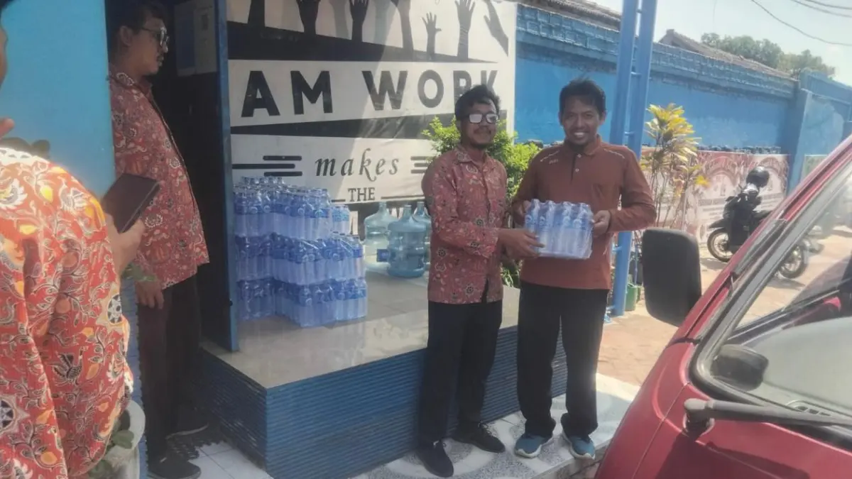 PARTISIPASI: Pegawai Perumdam Mojopahit Kabupaten Mojokerto menyerahkan bantuan air mineral kepada perwakilan IKABU Cabang Mojokerto Raya, Kamis (20/8). (Chariris JPRM)