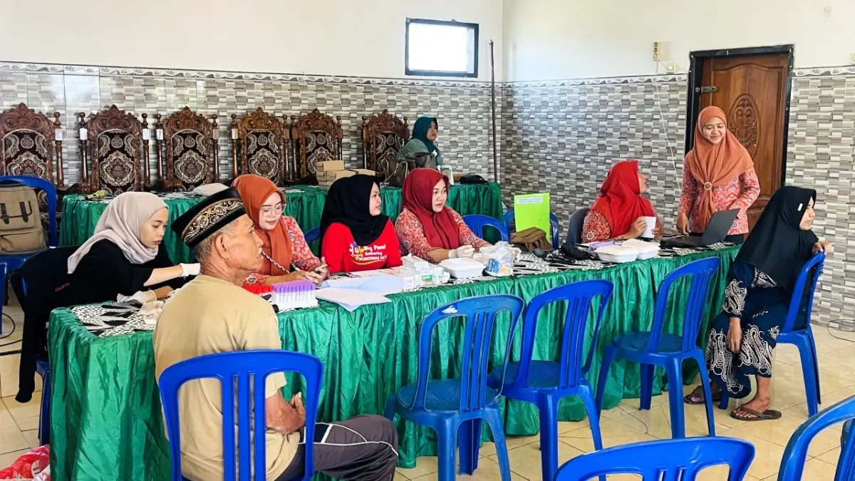 PELAYANAN: Pemdes Kesimantengah, Kecamatan Pacet saat menggelar kegiatan Prolanis di balai desa setempat.