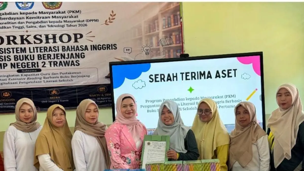 PERKUAT BUDAYA: Tim PKM UNIM menggelar Workshop Penguatan Sistem Literasi Bahasa Inggris Berbasis Buku Berjenjang dan menyerahkan aset pendukung penguatan ekosistem literasi Bahasa Inggris di SMPN 2 Trawas.