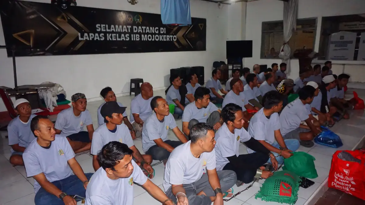 PINDAH PENJARA: Petugas Lapas Kelas II-B Mojokerto menggiring para napi untuk dilayar ke Lapas Kelas I Madiun, Rabu (19/8). (Martda JPRM)