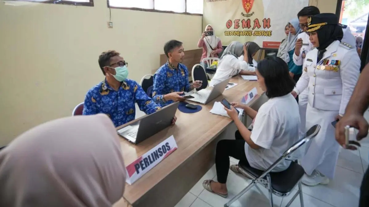 SINERGI: Wali Kota Mojokerto Ika Puspitasari meninjau layanan pendaftaran Perlinsos digital di setiap kelurahan. (dok Pemkot Mojokerto for JPRM)