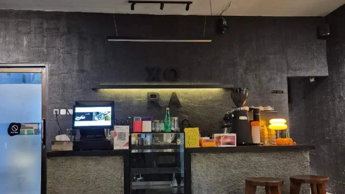 Suasana area bar Xora Coffee di kawasan Prajurit Kulon, Kota Mojokerto, yang menawarkan konsep nyaman untuk menikmati kopi dan menghabiskan waktu luang.