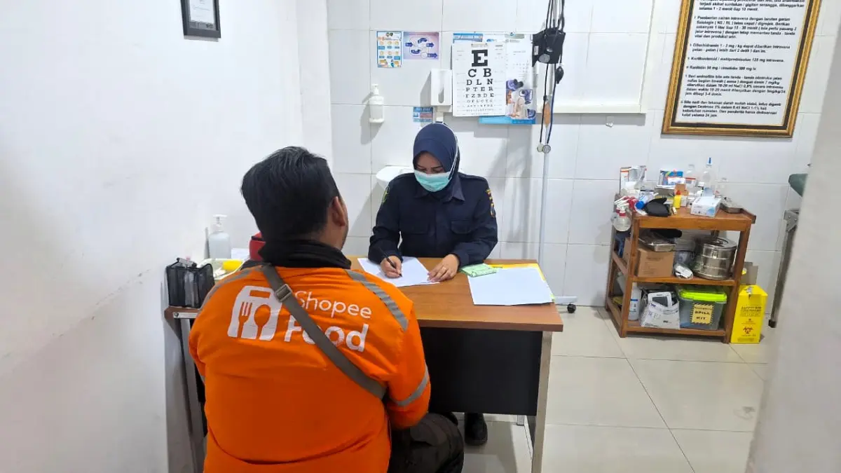 TANPA DIPUNGUT BIAYA: Driver ojol dapat layanan kesehatan gratis di Klinik Polres Mojokerto Kota, Kamis (20/8). (Martda JPRM)