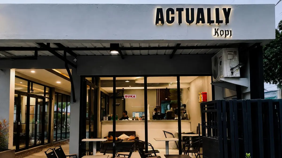 Actually Kopi menghadirkan konsep coffee shop modern dengan suasana nyaman untuk menikmati kopi dan berbagai pilihan menu kuliner.