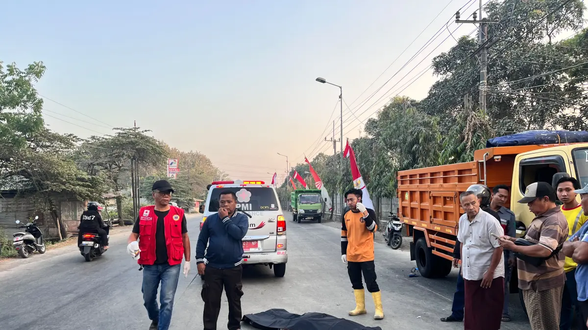 DIEVAKUASI: Petugas PMI Kabupaten Mojokerto dan relawan mengevakuasi korban kecelakaan setelah menabrak truk parkir di Jalan Raya Desa Domas, Kecamatan Trowulan, Jumat (21/8). (dok PMI Kabupaten Mojokerto for JPRM)