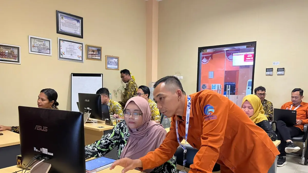 DITINGKATKAN: Tim Telecenter Palapa Diskominfo Kota Mojokerto mendampingi operator Curhat Ning Ita saat praktik input pengaduan secara manual ke SP4N-LAPOR!, Kamis (20/8). (dok Pemkot Mojokerto for JPRM)