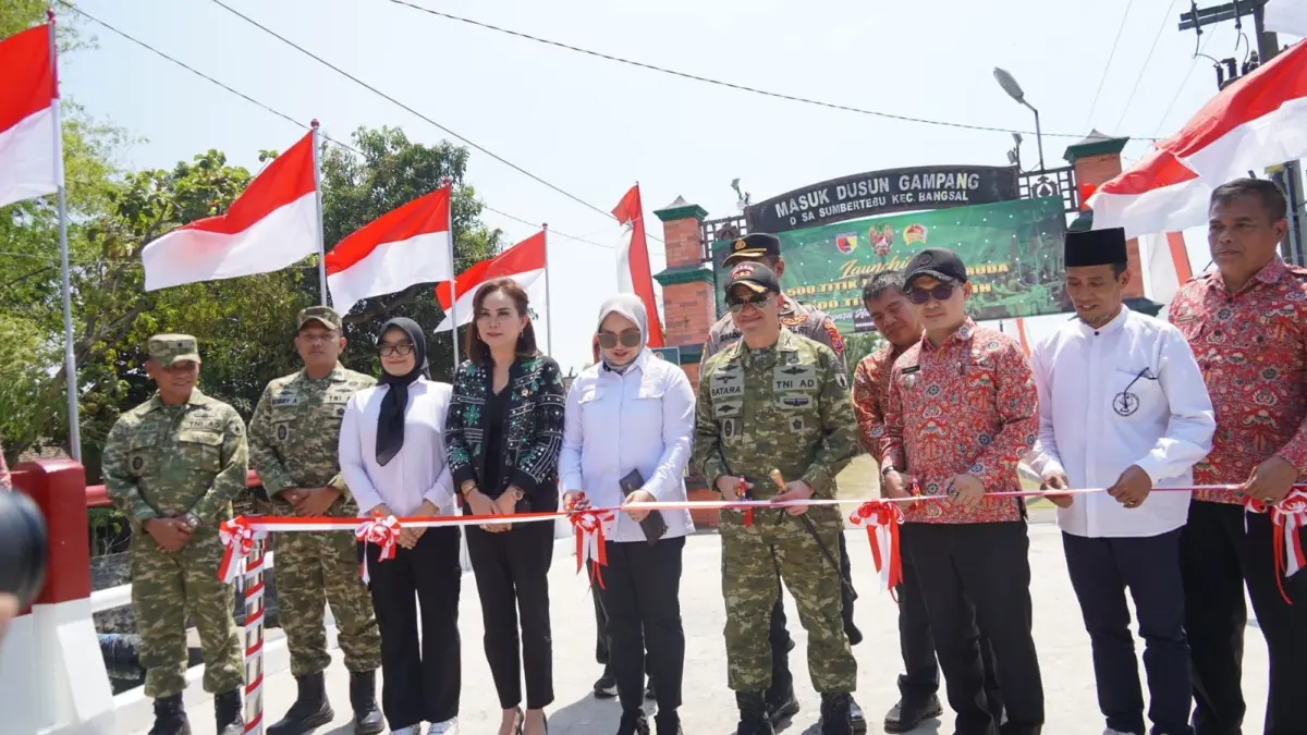 INFRASTRUKTUR: Seremonial pemotongan pita menandai peresmian Jembatan Perintis Garuda di Desa Sumbertebu, Kecamatan Bangsal, Kamis (13/8).&nbsp;(Indah JPRM)