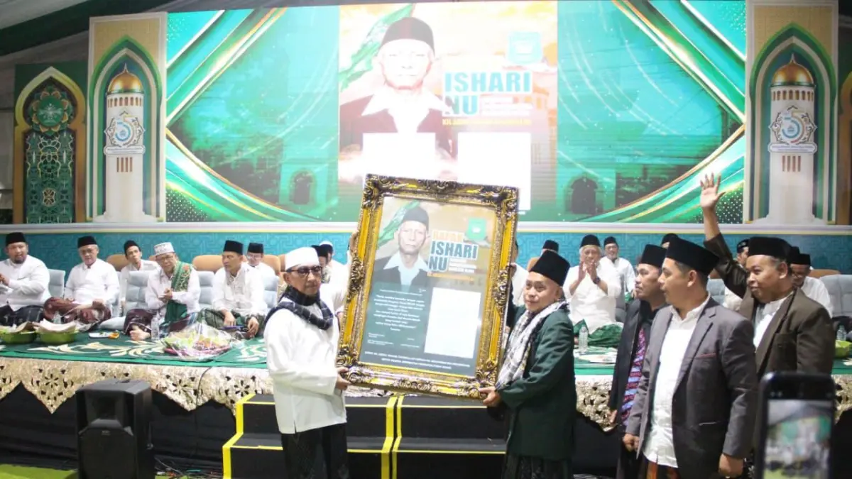 INISIATOR: Jajaran PP ISHARI NU menyerahkan gelar Bapak ISHARI NU kepada Mbah Wahab yang diterima dzuriyah, KH Moh. Hasib Wahab Chasbullah (kiri), di GSG KH Hasbullah Said, Pondok Pesantren Bahrul Ulum Tambakberas, Jombang, Kamis (20/8) malam. (Chariris JPRM)