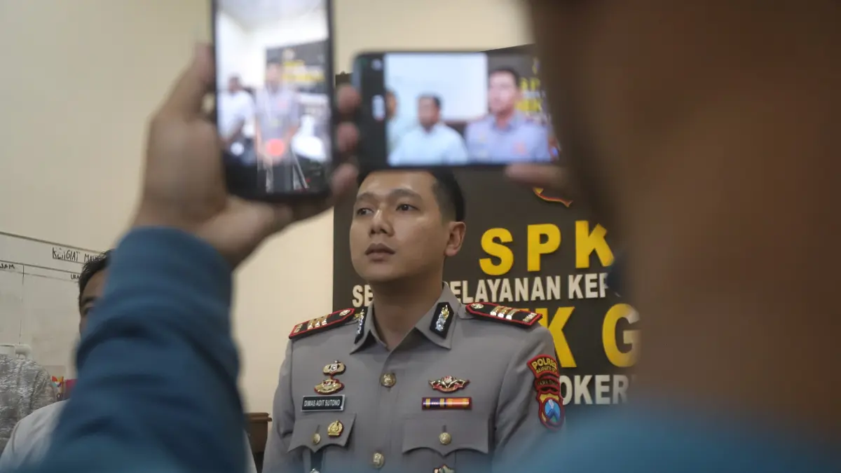 KASUS RUDAPAKSA: Kapolsek Gedeg AKP Dimas Adit Sutono saat memberikan keterangan di mapolsek, Jumat (21/8).