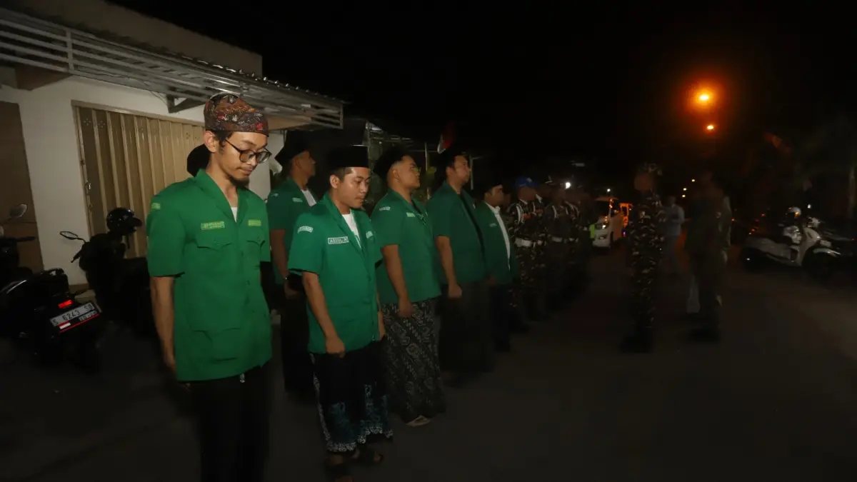 KHIDMAH: Anggota Ansor dan Banser saat menerima arahan kesiapsiagaan di Pondok Pesantren Al-Multazam Tiga, Jalan Cinde Baru, Kelurahan/Kecamatan Prajurit Kulon, Jumat (21/8) .
