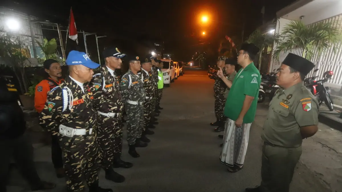 KHIDMAH: Ketua PC GP Ansor Kota Mojokerto dr. Rambo Garudo memberikan arahan kepada kader Ansor dan Banser saat apel kesiapsiagaan di Pondok Pesantren Al-Multazam Tiga, Jalan Cinde Baru, Kelurahan/Kecamatan Prajurit Kulon, Jumat (21/8) .
