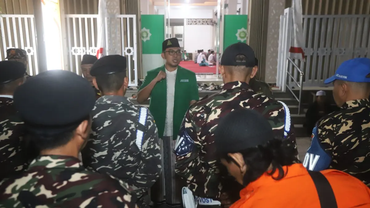 KHIDMAH: Ketua PC GP Ansor Kota Mojokerto dr. Rambo Garudo memberikan arahan kepada kader Ansor dan Banser saat apel kesiapsiagaan di Pondok Pesantren Al-Multazam Tiga, Jalan Cinde Baru, Kelurahan/Kecamatan Prajurit Kulon, Jumat (21/8) .