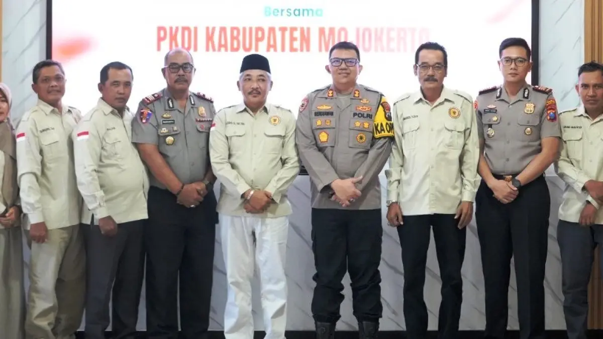 KOLABORASI: Kapolres Mojokerto Kota AKBP Herdiawan Arifianto (tengah) beserta jajaran bersama pengurus PKDI Kabupaten Mojokerto di mapolres, Kamis (20/8). (Martda JPRM)