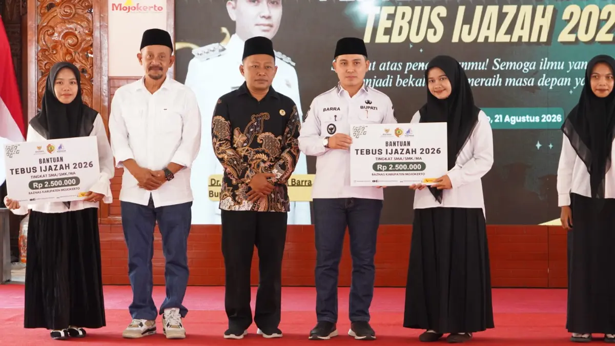 KOMITMEN: Bupati Mojokerto Muhammad Albarraa berkolaborasi dengan Baznas dan Perumdam Mojopahit dalam menjalankan Program Tebus Ijazah, di Pendapa Graha Majatama, Pemkab Mojokerto, Jumat (21/8). (Dori JPRM)