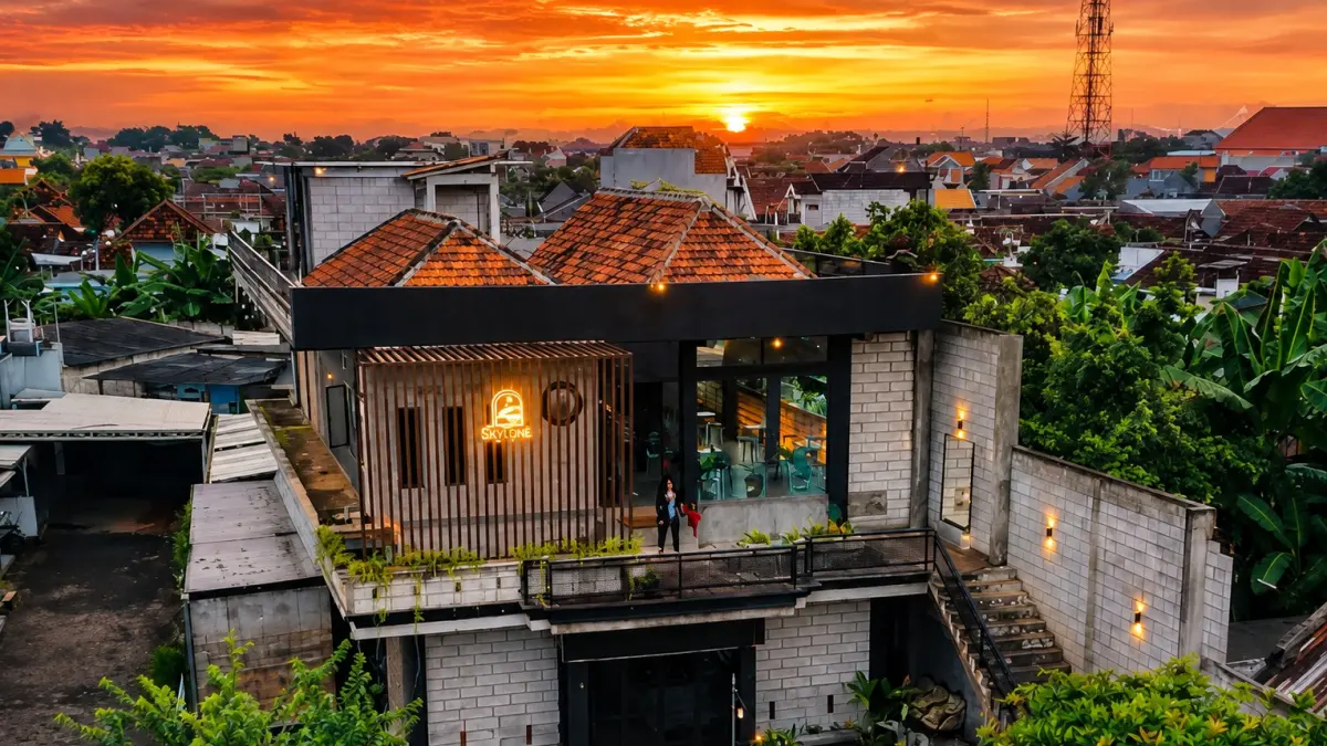 SkyLone Cafe di Miji, Kecamatan Prajurit Kulon, Kota Mojokerto, menawarkan rooftop dengan pemandangan kawasan perkotaan yang semakin cantik saat matahari terbenam