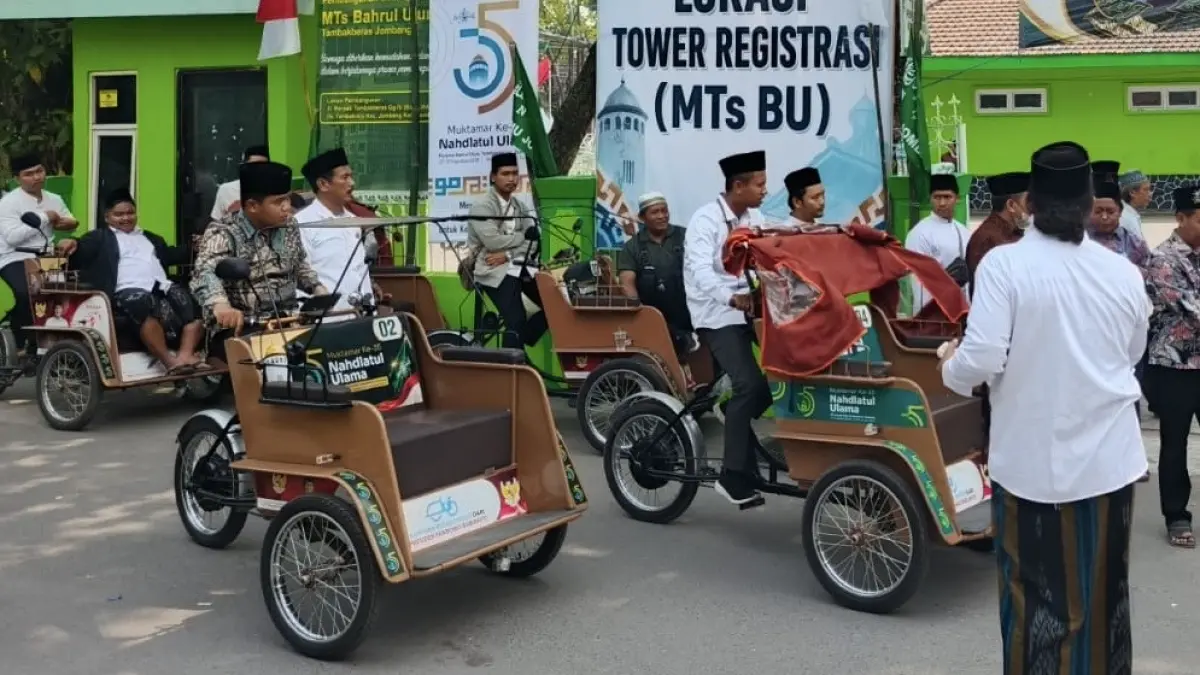 FASILITAS TRANSPORTASI: Belasan becak listrik dikerahkan dalam simulasi teknis penjemputan muktamirin dan tamu Muktamar ke-35 NU, di Pondok Pesantren Bahrul Ulum (PPBU) Tambakberas, Jombang, Sabtu (22/8).