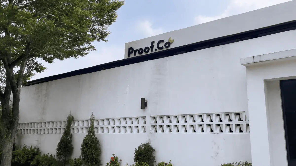 Sisi depan Proof.Co di kawasan Meri, Kota Mojokerto. Kehadiran kafe ini menjadi bagian dari perkembangan ruang kreatif lokal yang menggabungkan konsep kuliner dan gaya hidup.