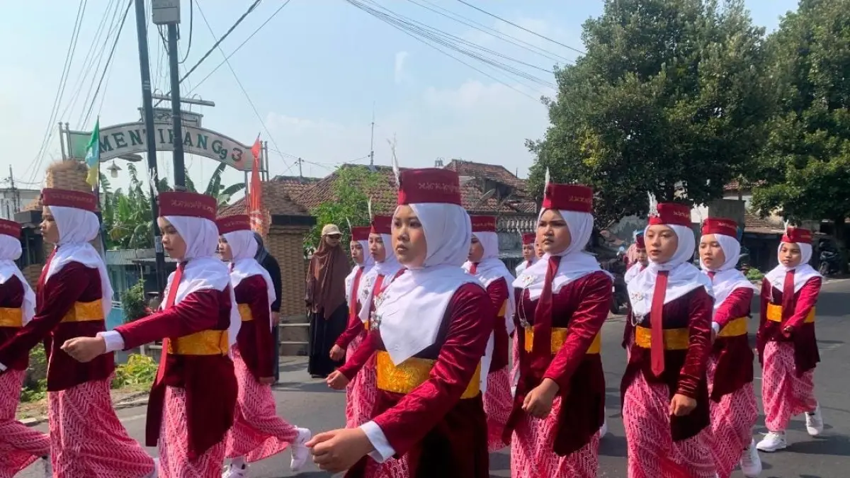 TEBAR SEMANGAT: Siswa SDIT, SMPIT, dan MA Permata Mojokerto tampil kompak mengenakan kostum bernuansa budaya Nusantara saat mengikuti Lomba Gerak Jalan Merah Putih Kota Mojokerto, Sabtu (22/8).&nbsp;