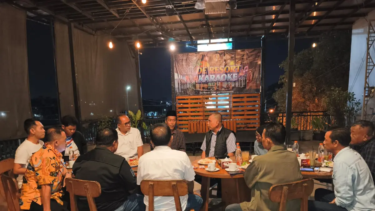 RAPAT KOORDINASI: Direktur JPRM Muhammad Nur Kholis dan kru menghadiri rakor persiapan turnamen mini soccer bersama anggota DPRD Provinsi Jatim dari Fraksi Partai Golkar, Sumardi, dengan didampingi tiga ketua DPD Partai Golkar, di De Resort Mojokerto, Jumat (21/8) malam.
